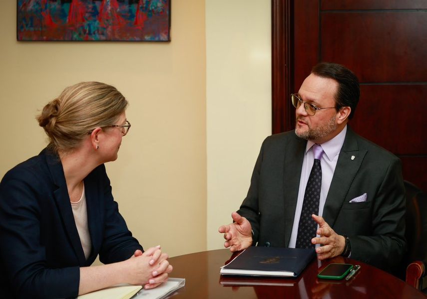 El ministro de Comercio e Industrias de Panamá, Julio Moltó, y la embajadora de Australia, Rachel Moseley, sostuvieron un encuentro clave para explorar nuevas oportunidades de inversión y cooperación en sectores estratégicos como logística, comercio e industria farmacéutica. El ministro de Comercio e Industrias de Panamá, Julio Moltó, y la embajadora de Australia, Rachel Moseley, sostuvieron un encuentro clave para explorar nuevas oportunidades de inversión y cooperación en sectores estratégicos como logística, comercio e industria farmacéutica.