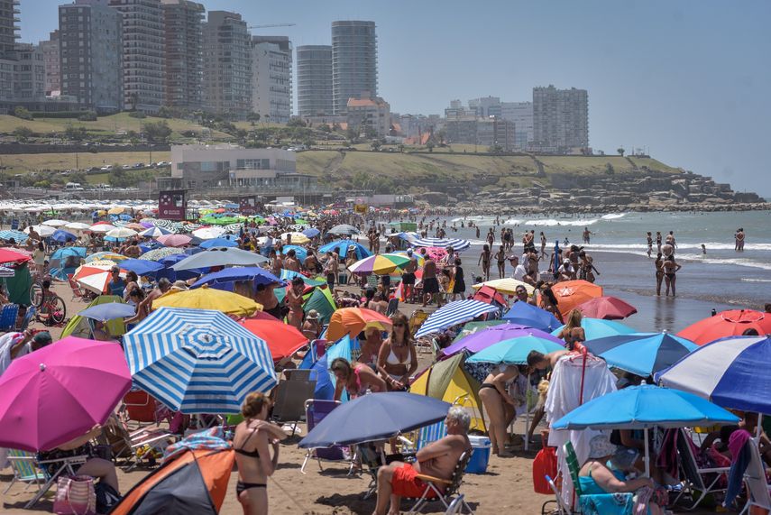 El covid estalla en Argentina, volcada a sus vacaciones