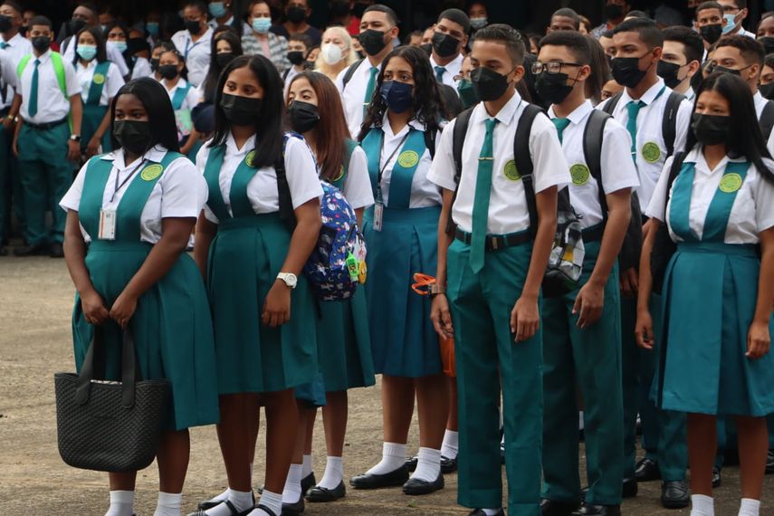 Este lunes, las escuelas Profesional Isabel Herrera Obaldía y José Antonio Remón Cantera, reabrieron sus puertas a los alumnos después de permanecer dos años cerradas por la pandemia, informó el Ministerio de Educación (MEDUCA).