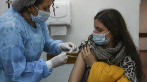 Uruguay comienza a aplicar tercera dosis de vacunas