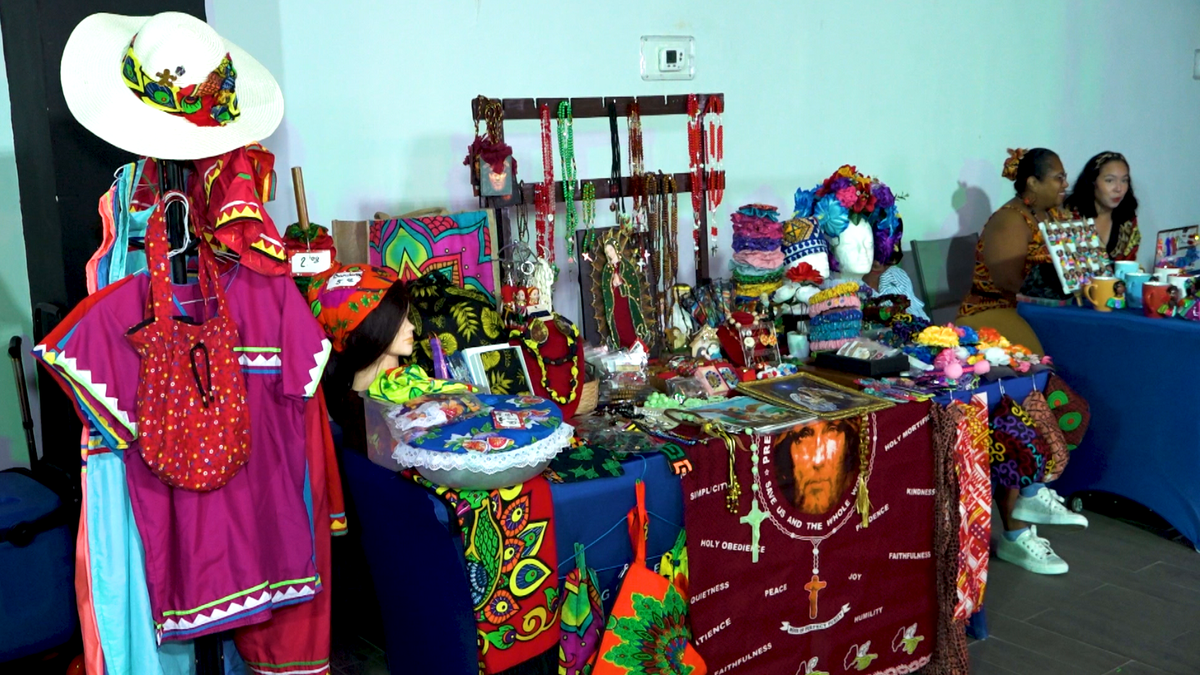 Durante la feria de la Ampyme participaron emprendedores dedicados a la elaboración de trenzas y peinados afro. Durante la feria de la Ampyme participaron emprendedores dedicados a la elaboración de trenzas y peinados afro.