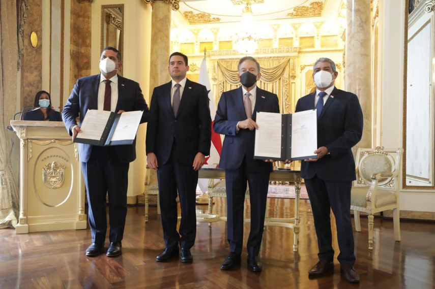 Acompañaron al presidente Laurentino Nito Cortizo, el vicepresidente de la República y ministro de la Presidencia, José Gabriel Carrizo Jaén; los ministros Luis Francisco Sucre (Salud), Juan Manuel Pino (Seguridad Pública) y Augusto Valderrama (Desarrollo Agropecuario); la ministra consejera de Salud Pública Eyra Ruiz; el director de la Caja de Seguro Social, Enrique Lau Cortés.