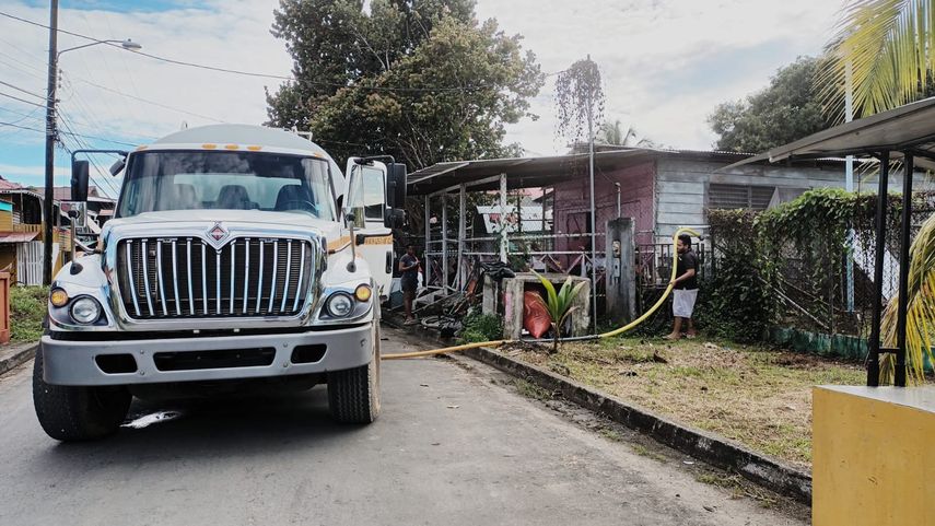 Un equipo Interinstitucional liderado por el Instituto de Acueductos y Alcantarillados Nacionales (IDAAN) y la Gobernación de la provincia de Bocas del Toro se mantienen trabajando para suplir de agua potable a los residentes de Isla Colón.