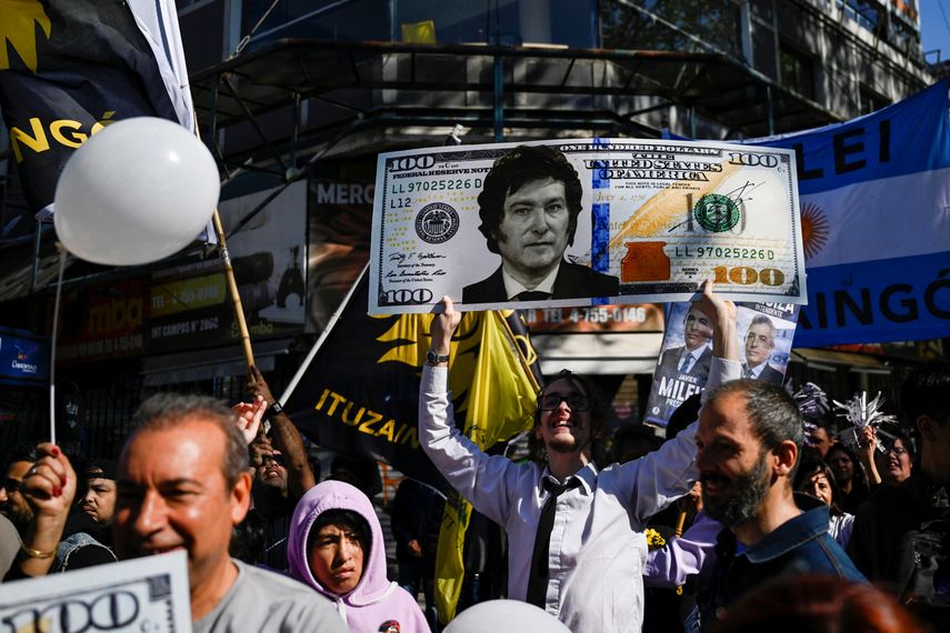 Javier Milei seduce a los jóvenes argentinos para elecciones