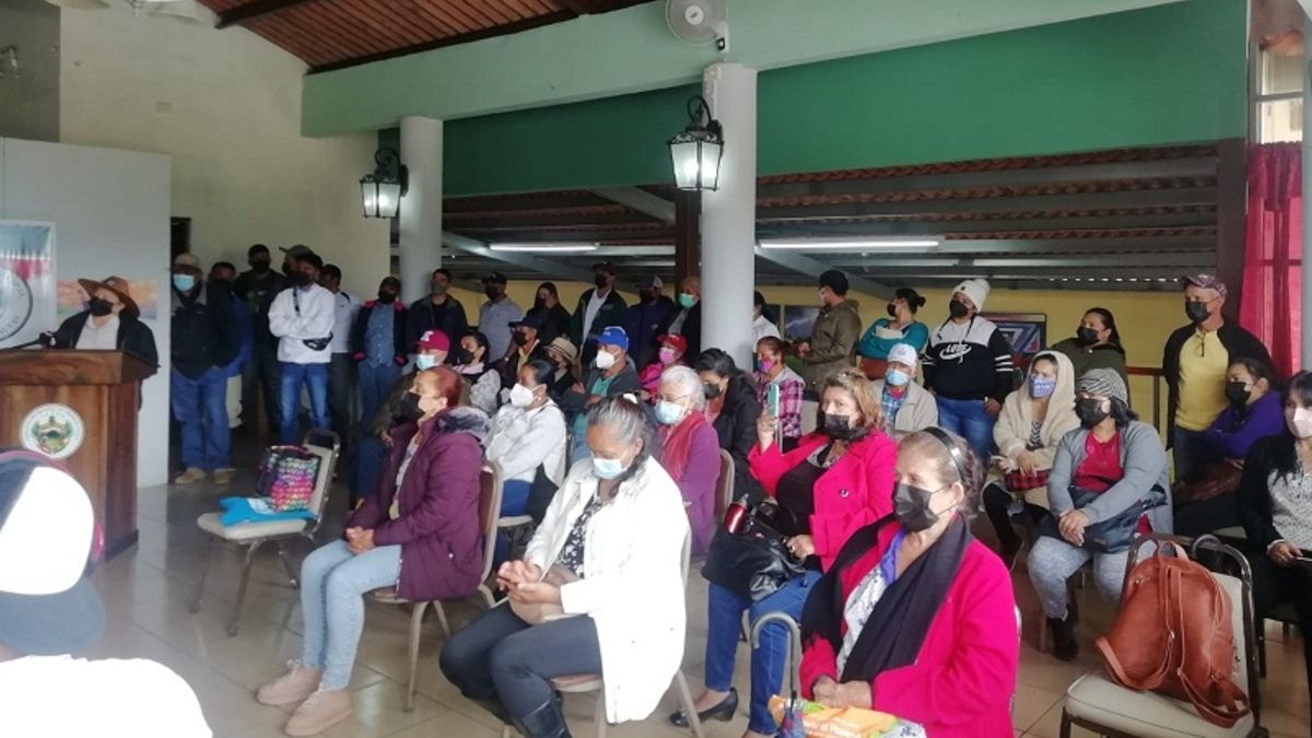 Funcionarios del MIVIOT aclararon dudas sobre la construcción de viviendas a familias afectadas por los desastres de los huracanes Eta e Iota.