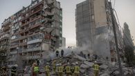 Rusia bombardeó intensamente Kiev la madrugada del jueves con cientos de drones y decenas de misiles en un ataque que dejó al menos cinco muertos y hace desvanecer aún más las esperanzas de poner fin a la prolongada invasión de Moscú. Rusia bombardeó intensamente Kiev la madrugada del jueves con cientos de drones y decenas de misiles en un ataque que dejó al menos cinco muertos y hace desvanecer aún más las esperanzas de poner fin a la prolongada invasión de Moscú.
