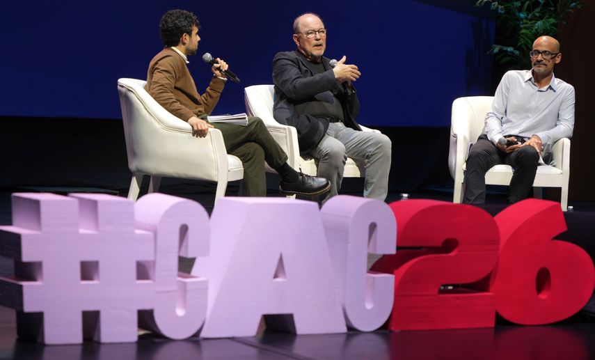El cantautor panameño Rubén Blades entregó este sábado sus maracas salseras con la bandera de Panamá estampada y un manuscrito de su tema Patria como legado a la Caja de las Letras del Instituto Cervantes.