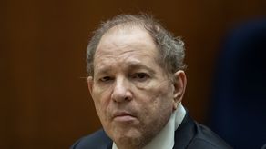 Corte de Nueva York anula la condena por delito sexual al exproductor Harvey Weinstein
