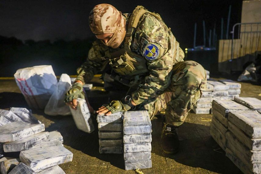 Autoridades panameñas informaron este sábado sobre dos operativos antidrogas realizados en distintos puntos del país centroamericano que dejaron como resultado el decomiso de más de 1.300 paquetes de presunta droga y la aprehensión de dos ciudadanos extranjeros. Autoridades panameñas informaron este sábado sobre dos operativos antidrogas realizados en distintos puntos del país centroamericano que dejaron como resultado el decomiso de más de 1.300 paquetes de presunta droga y la aprehensión de dos ciudadanos extranjeros.