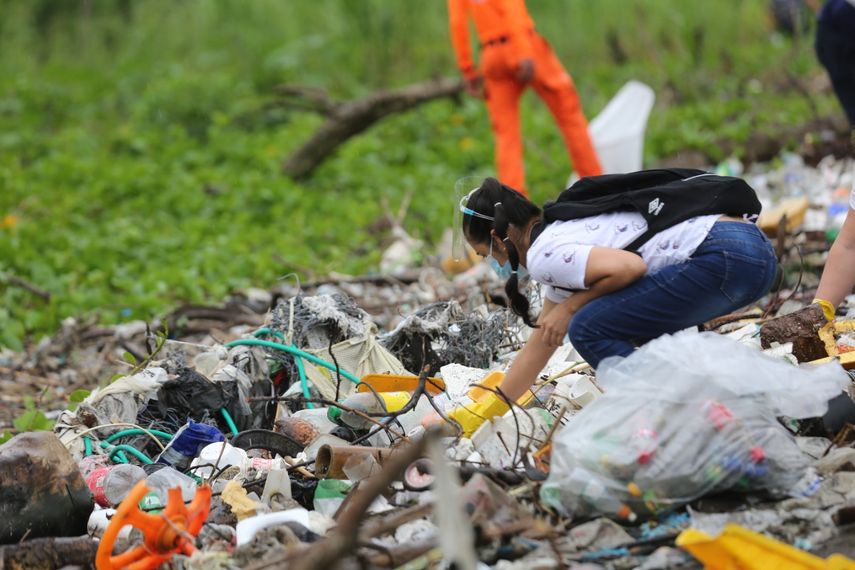 Panamá ratifica compromiso de reducir venta de plástico