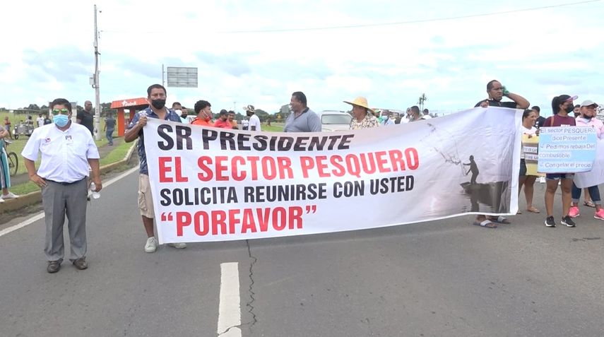 Pescadores artesanales de Pedregal salieron a protestar a la vía que conduce al aeropuerto Enrique Malek de David