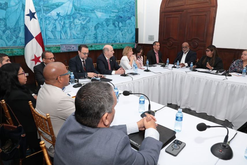 Miembros del sector transporte se reunieron con el Gobierno.