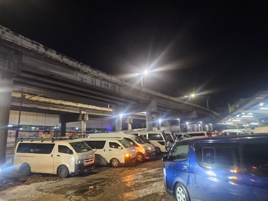 El Ministerio de Obras Públicas (MOP) avanza en su plan de modernización de la red vial capitalina con la licitación para la rehabilitación de los puentes vehiculares tipo Mabey, entre ellos el de la avenida Martín Sosa, que conecta con la Transístmica, una de las estructuras más transitadas y deterioradas de la ciudad. El Ministerio de Obras Públicas (MOP) avanza en su plan de modernización de la red vial capitalina con la licitación para la rehabilitación de los puentes vehiculares tipo Mabey, entre ellos el de la avenida Martín Sosa, que conecta con la Transístmica, una de las estructuras más transitadas y deterioradas de la ciudad.