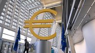 El Banco Central Europeo (BCE) mantuvo sin cambios la tasa de interés por quinta vez consecutiva este jueves y afirmó que la economía de la eurozona muestra resiliencia, pese a las preocupaciones que genera la apreciación del euro. El Banco Central Europeo (BCE) mantuvo sin cambios la tasa de interés por quinta vez consecutiva este jueves y afirmó que la economía de la eurozona muestra resiliencia, pese a las preocupaciones que genera la apreciación del euro.