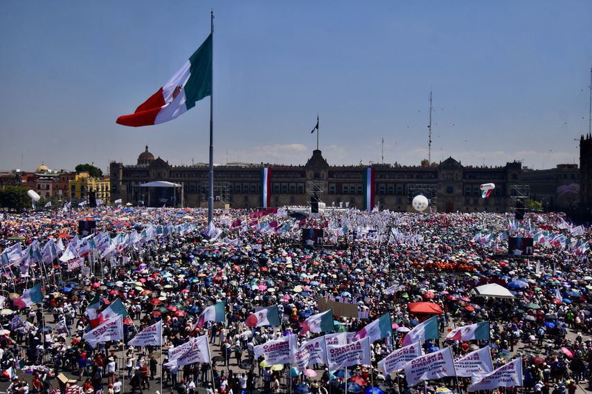 Sheinbaum festeja con un baño de masas en el Zócalo de Ciudad de México, principal plaza pública del país. AFP Sheinbaum festeja con un baño de masas en el Zócalo de Ciudad de México, principal plaza pública del país. AFP