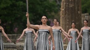 Grecia entrega llama olímpica a organizadores de París-2024