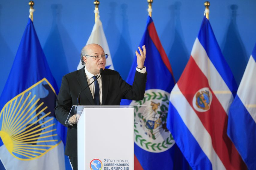 El Grupo Banco Interamericano de Desarrollo (BID) lanzó este martes dos nuevas iniciativas regionales para modernizar la logística y fortalecer el talento digital en Centroamérica