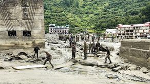 Ejército indio busca a desaparecidos tras mortales inundaciones en el Himalaya