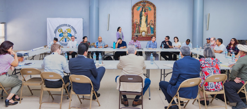 El Canal de Panamá sostuvo una reunión con dirigentes de la Iglesia Católica y líderes comunitarios de la cuenca del río Indio, con el objetivo de compartir información actualizada sobre las actividades que se desarrollan en esta región y el proyecto de construcción de un lago. El Canal de Panamá sostuvo una reunión con dirigentes de la Iglesia Católica y líderes comunitarios de la cuenca del río Indio, con el objetivo de compartir información actualizada sobre las actividades que se desarrollan en esta región y el proyecto de construcción de un lago.