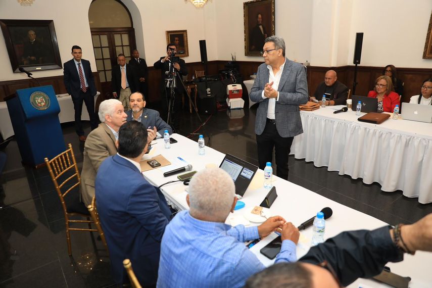 En el marco de la iniciativa gubernamental para salvar la Seguridad Social, se llevaron a cabo nuevas sesiones de las mesas temáticas centradas en las prestaciones de salud y el programa de Invalidez, Vejez y Muerte (IVM) de la Caja de Seguro Social (CSS). En el marco de la iniciativa gubernamental para salvar la Seguridad Social, se llevaron a cabo nuevas sesiones de las mesas temáticas centradas en las prestaciones de salud y el programa de Invalidez, Vejez y Muerte (IVM) de la Caja de Seguro Social (CSS).