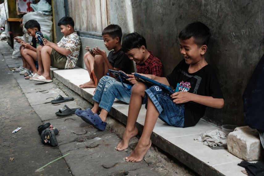Indonesia prohíbe redes sociales a menores de 16 años: 70 millones afectados