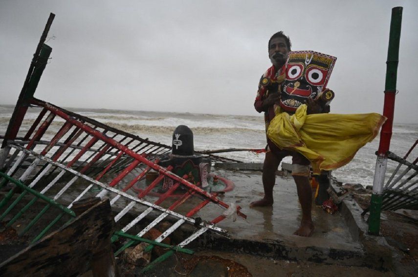 India evacuó a miles de personas. AFP 
