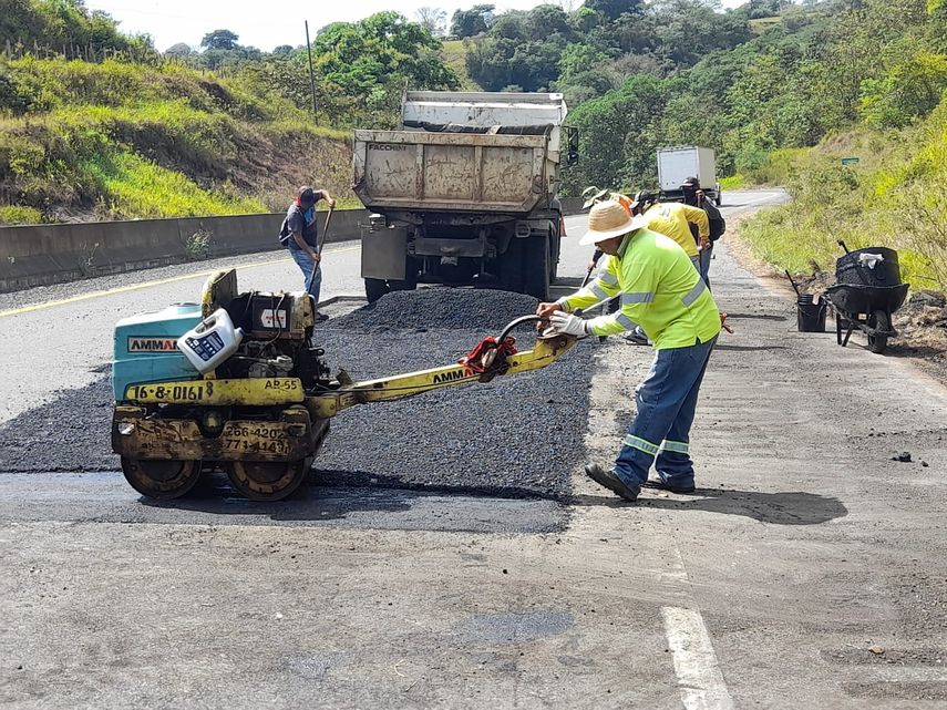 MOP mantiene una cuadrilla rehabilitando baches de la carretera de David hacia Querévalo del distrito de Alanje. MOP mantiene una cuadrilla rehabilitando baches de la carretera de David hacia Querévalo del distrito de Alanje.