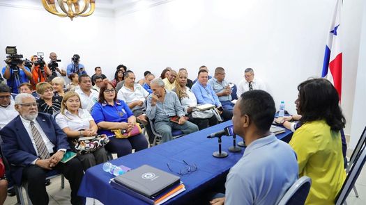Reunión de ministra Lucy Molinar con gremios docentes.