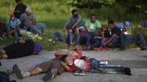 Migrantes hondureños frustrados son repatriados por Guatemala