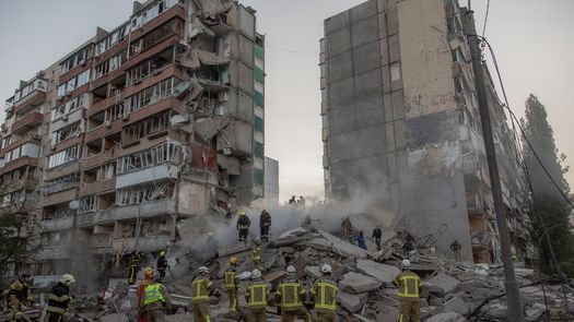 Rusia bombardeó intensamente Kiev la madrugada del jueves con cientos de drones y decenas de misiles en un ataque que dejó al menos cinco muertos y hace desvanecer aún más las esperanzas de poner fin a la prolongada invasión de Moscú. Rusia bombardeó intensamente Kiev la madrugada del jueves con cientos de drones y decenas de misiles en un ataque que dejó al menos cinco muertos y hace desvanecer aún más las esperanzas de poner fin a la prolongada invasión de Moscú.