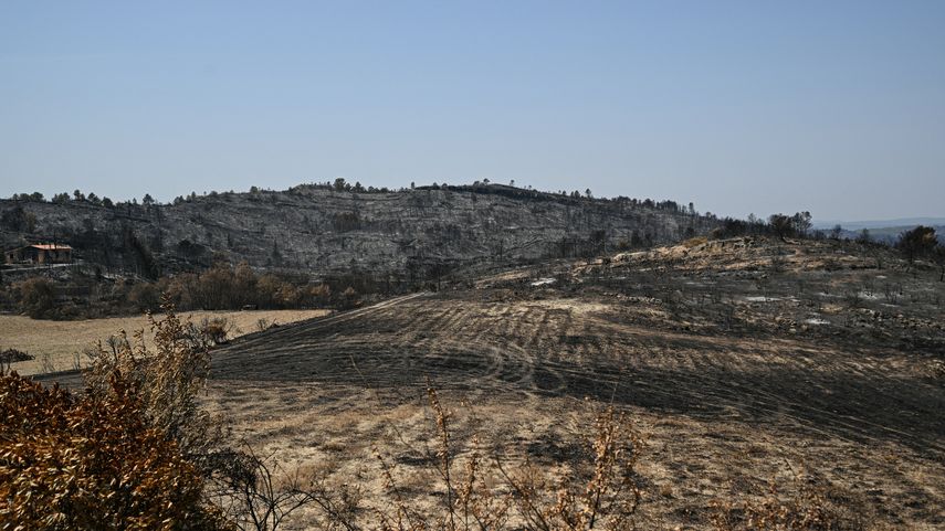 Las llamas ya no avanzan, pero siguen ardiendo en una zona de 16.000 hectáreas en Francia. Las llamas ya no avanzan, pero siguen ardiendo en una zona de 16.000 hectáreas en Francia.