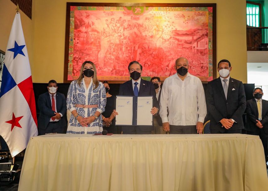 Nito Cortizo sanciona Ley que declara el 20 de diciembre