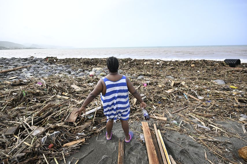La cifra de muertos a causa del Beryl se elevó a nueve tras el fallecimiento de dos personas el lunes por la caída de árboles en Texas, donde entró como huracán, causando inundaciones y destrozos, pero se degradó a tormenta tropical. La cifra de muertos a causa del Beryl se elevó a nueve tras el fallecimiento de dos personas el lunes por la caída de árboles en Texas, donde entró como huracán, causando inundaciones y destrozos, pero se degradó a tormenta tropical.