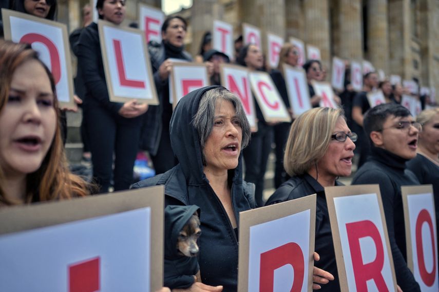 Colombia: Se 'visten' de toros y piden prohibir corridas.