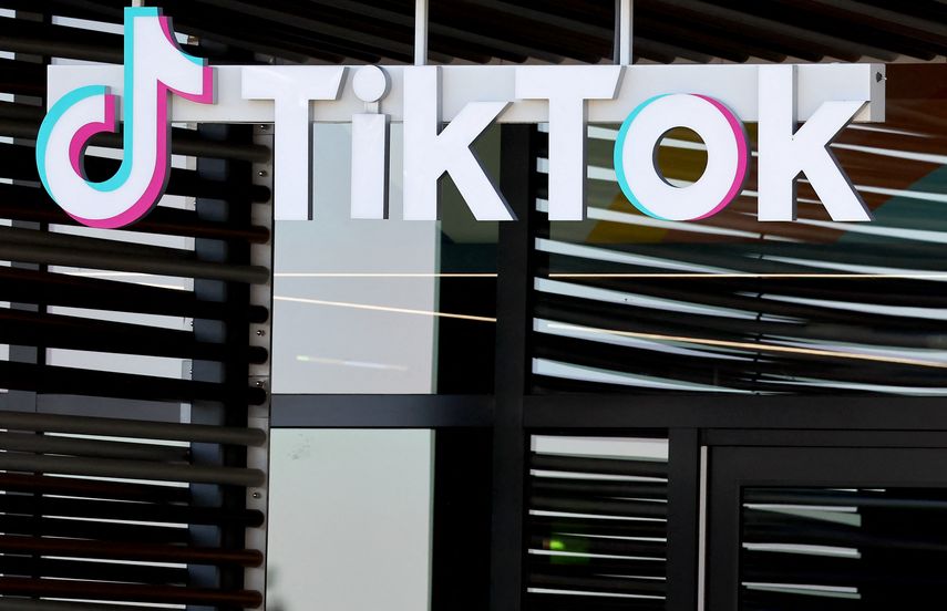 En las próximas semanas, la aplicación, que afirma contar con más de 175 millones de usuarios mensuales en la UE, también permitirá a los padres ver a quién sigue su adolescente en TikTok, quién lo sigue, así como las cuentas que ha bloqueado. En las próximas semanas, la aplicación, que afirma contar con más de 175 millones de usuarios mensuales en la UE, también permitirá a los padres ver a quién sigue su adolescente en TikTok, quién lo sigue, así como las cuentas que ha bloqueado. 