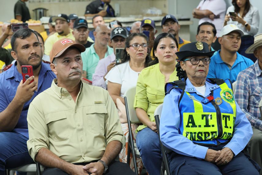 ATTT formaliza entrega de 54 certificados de operación en Veraguas