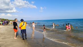 Activan aviso de vigilancia por mareas máximas en playas del Pacífico