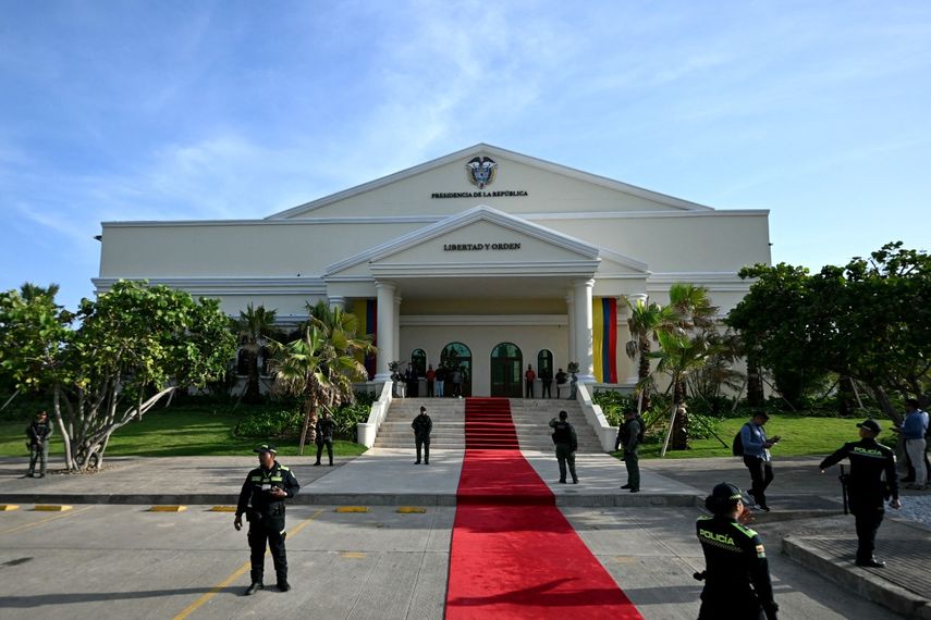 Una casona de columnas blancas con aires de Casa Blanca a pequeña escala sobresale dentro de una guarnición militar en Barranquilla. Es la nueva sede presidencial de Colombia