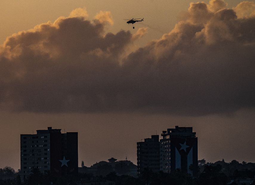 La tripulación de un helicóptero mexicano que sobrevoló este miércoles el incendio en una base de almacenamiento de combustible en Matanzas, en el oeste de Cuba.