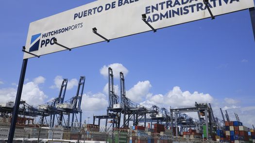 El conglomerado hongkonés CK Hutchison anunció este viernes que ha ampliado su demanda de arbitraje internacional contra Panamá por la retirada de la concesión de dos puertos cercanos al Canal, tras presentar un suplemento a su petición inicial ante un tribunal internacional. El conglomerado hongkonés CK Hutchison anunció este viernes que ha ampliado su demanda de arbitraje internacional contra Panamá por la retirada de la concesión de dos puertos cercanos al Canal, tras presentar un suplemento a su petición inicial ante un tribunal internacional.