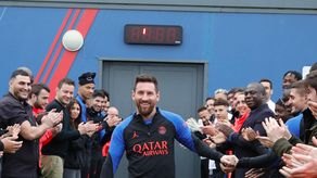Messi regresa a Francia y es recibido con pasillo de honor en el París Saint-Germain
