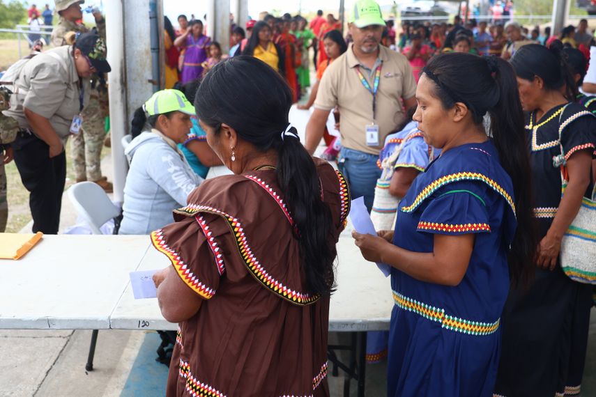 Panamá: Hasta ocho horas de caminatas por $120: la dura realidad de ayudas sociales