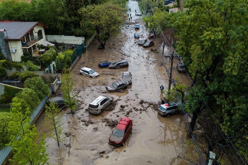 Lluvias intensas causan aluvión que arrastra autos y buses en el este de Santiago de Chile