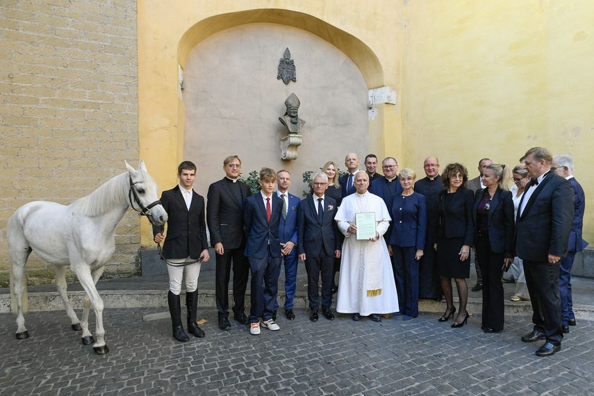 El papa León XIV recibe como regalo un caballo purasangre árabe El papa León XIV recibe como regalo un caballo purasangre árabe