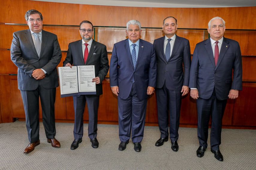 La transnacional Chiquita retomará, bajo un nuevo modelo operativo y a más tardar en febrero de 2026, su producción bananera en Panamá, para lo cual invertirá unos 30 millones de dólares, según un acuerdo alcanzado este viernes con el Gobierno del presidente panameño, José Raúl Mulino. La transnacional Chiquita retomará, bajo un nuevo modelo operativo y a más tardar en febrero de 2026, su producción bananera en Panamá, para lo cual invertirá unos 30 millones de dólares, según un acuerdo alcanzado este viernes con el Gobierno del presidente panameño, José Raúl Mulino.