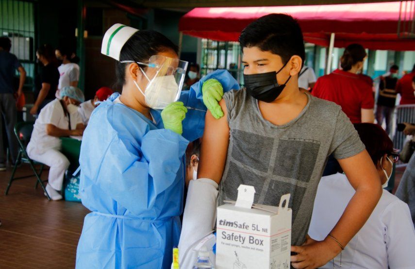 Adolescente recibe primera dosis de Pfizer durante barridos de vacunación en San Miguelito.  