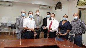 Universidad de Panamá donó cámaras aislantes para pacientes con Covid-19