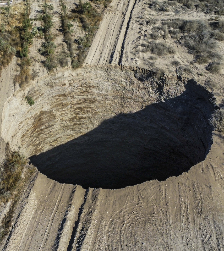 El socavón se encuentra en Chile al menos 600 metros de viviendas de la población minera de Tierra Amarilla, y se teme que puedan producirse nuevos agujeros. 
