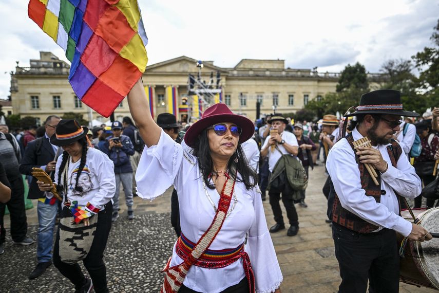 El presidente de Colombia, Gustavo Petro, acusó este lunes al mayor grupo del narcotráfico del país de violar la tregua bilateral, anunciada el 31 de diciembre, al patrocinar a mineros ilegales que atacan a la población en el noroeste del país.