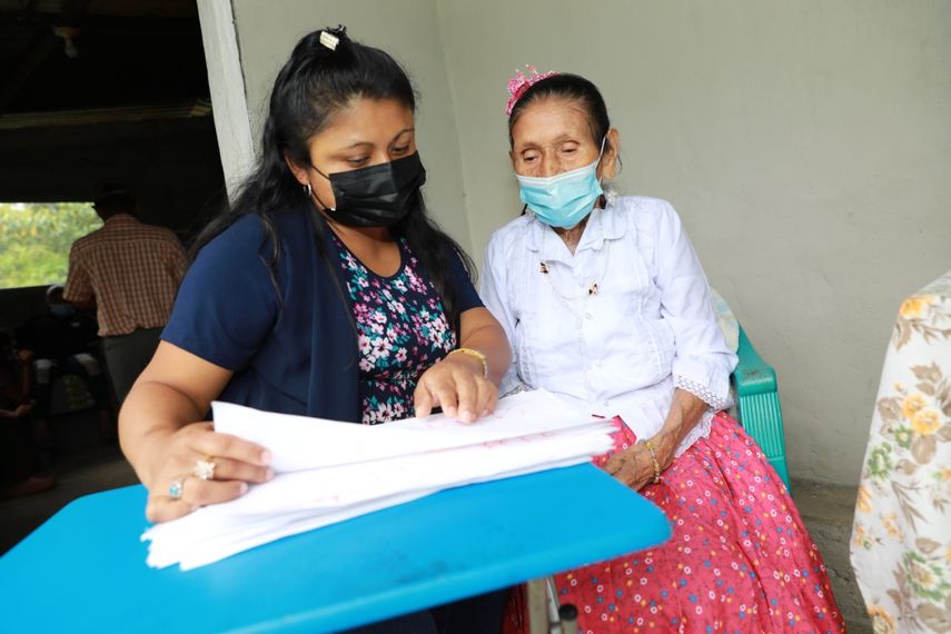 Felipa Ruiz, una orgullosa coclesana de 104 años que aprendió a leer y escribir con la ayuda de su nieta.